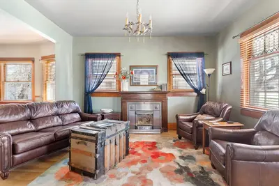 Image de Stay in this beautiful 1905 Craftsman Bungalow.