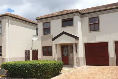 Image de Semi-detached Town House with 3 bedrooms, 2. 5 bathrooms, lounge and patio