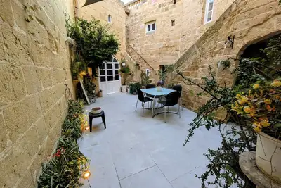 Image de Tranquil and Unique traditional 400 Yr Farmhouse with jacuzzi and bbq