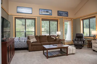 2 Minute Walk to Slopes/Hot Tub Access/Private Patio