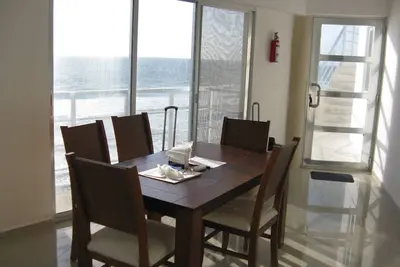 Image de Spectacular Oceanfront Condo