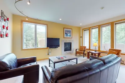 Image de Bright Mountain Retreat w/Shared Pool & Hot Tub & Mountain Views from Balcony