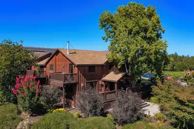 Image de A Peaceful Retreat in Wine Country - The Maefield Vineyard House