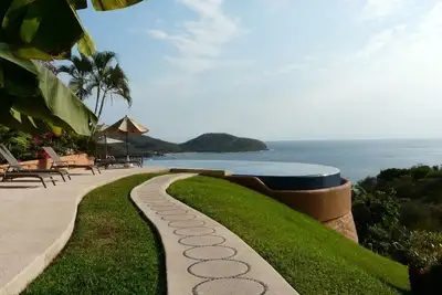 Beautiful 1 bedroom Condo above La Ropa Beach