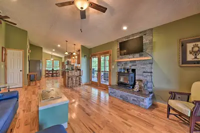 Image de Charming Galax Retreat w/ Wraparound Deck!