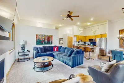 Image de Mtn-view condo next to lifts with heated outdoor pool, hot tub, sauna, fireplace