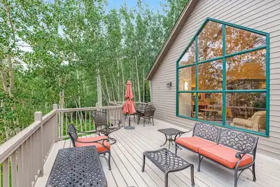 Image de Elegant mountain escape with stunning view, spacious deck & fireplace