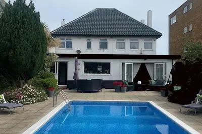 Image de 5 double bedroom Art Deco Villa by the sea with a hot tub
