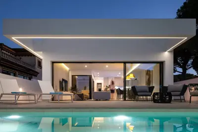 Image de Luxueuse \"Manuela Sea Villa\" avec piscine extérieure, climatisation, espace fitness et Wi-Fi