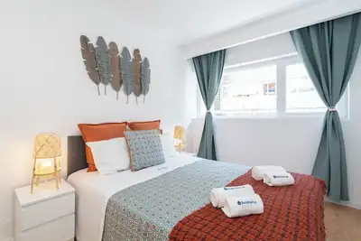 Image de Cozy Bright Flats w/ Netflix | Garage by HostWise