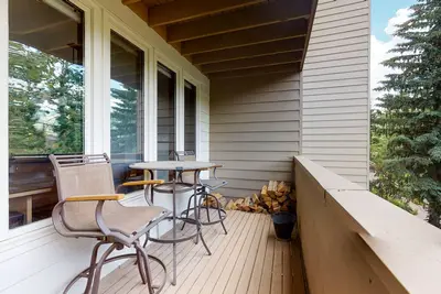 Image de Modern and sleek condo w/shared hot tub and outdoor pool - great location