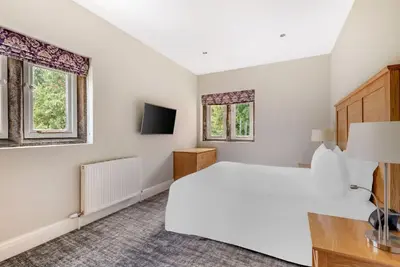 Modern 1-Bed Apartment | Near Lancaster | Sleeps 4