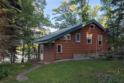 Image de Grande cabane d'escapade avec l'un des meilleurs rivages de sable sur Big Sandy