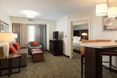 Image de 2 Bedroom Suite | Complimentary Breakfast + Shared Pool & Hot Tub! Great for Business Travelers