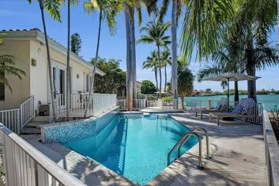 Image de Waterfront home-private heated pool-100 ft of dockage with private backyard! !