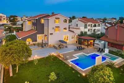 Image de Villa Zorica in Poreč with 7 Bedrooms, Pool, Fireplace