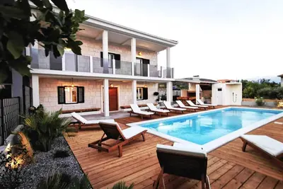 Mix of modern and antique, New visage villa Antico