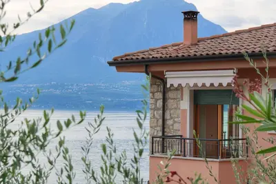 Image de Appartement de vacances 'Luminoso appartamento vista lago' ; Jardin & vue sur lac