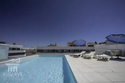 Image de Stunning 2 bed apartment in enviable central location.