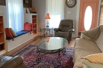 Image de Walk to beach, pier, casino from historic charming cottage and pet friendly!