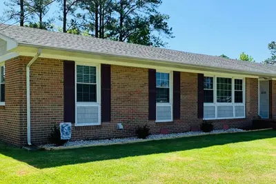 Image de Jacksonville ranch house with perks!