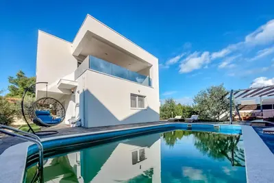 Image de Belle maison de vacances avec climatisation, piscine privée, Wifi, Tv, terrasse et parking
