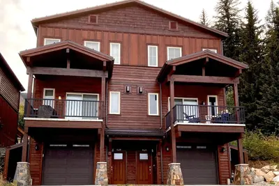 Image de Adventure Awaits: Ski-In/Out Retreat with Spa, Steps from Schweitzer Village!