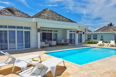 Image de Villa on sandy beach, sea views, pool/golf cart/gym/tennis/waterpark! !