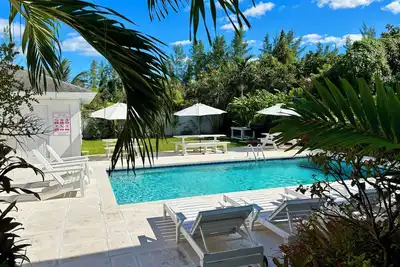Image de Beautiful Poolhouse, 3-minute Walk to Saunder's Beach!