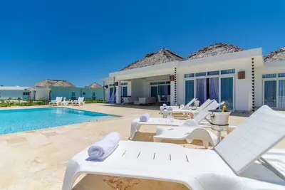 Image de Oceanfront villa on a sandy beach, private pool & golf cart, gym/tennis!