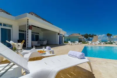 Image de 3bd Oceanfront villa, private pool & golf cart, gym/tennis!