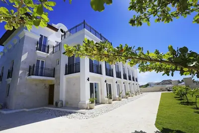 Image de 2bd luxury  condo on sandy beach, with pool/gym/tennis/basket!