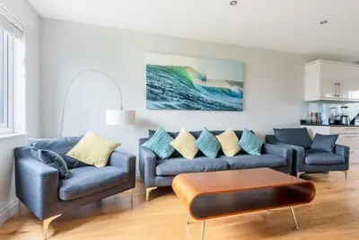 Image de Modern House in St Agnes, Parking & Garden