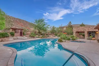 Image de H4 Coral Springs Resort | sleeps 8 guests, 3bd and 2 bathrooms with an outdoor fireplace