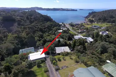 Image de Classic Kiwi bach, sea views and only 45 mins from Auckland