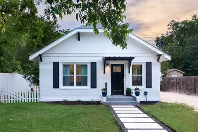 Image de Quaint home with large deck just a short walk to Georgetown Square! Quiet Neighborhood