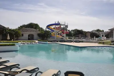 Image de 2bd guest-friendly condo in beachfront resort, pool/gym/tennis/basket
