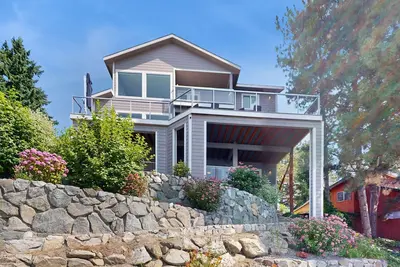Image de Stunning home on the water with large deck, private dock, firepit