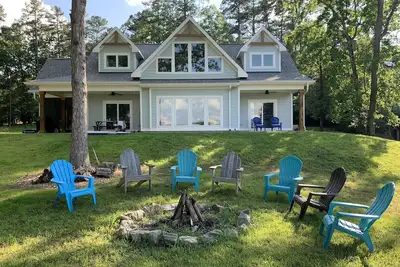 Image de Serene lake house dream- brand new, beautifully furnished, and great views.