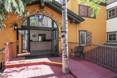 Image de Remodeled in Village, Rooftop Hot Tub | Lh Premium