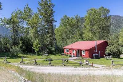 Quigley Cabin -Sleep to the sound of Brewster Creek right outside the window