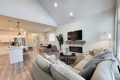 Image de Luxury Lakefront Escape – Steps from Beach & Pools!