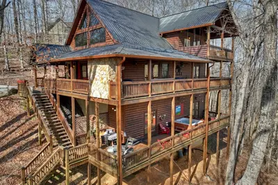 Image de Riverfront Cabin w/ Private Dock, Putting Green, Game Room! 3. 5 mi 2 Blue Ridge.