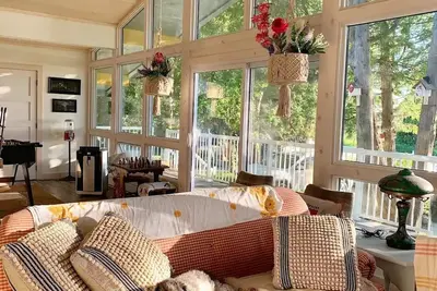 Image de Bright & Spacious Chalet on Lake Huron - Private