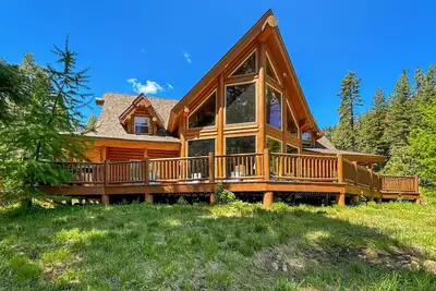 Image de Spacious Log Cabin Near Tamarack w/ Hot Tub!