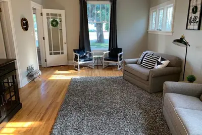 Image de Charming home- Downtown Cody - Sleeps up to 9! Detached Game Room with bed!