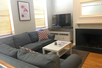 Penthouse Condo au coeur du Mont. Vernon avec stationnement