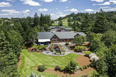 Image de Views and Wineries Surround You On 15 Acres In This Wine Country Get Away