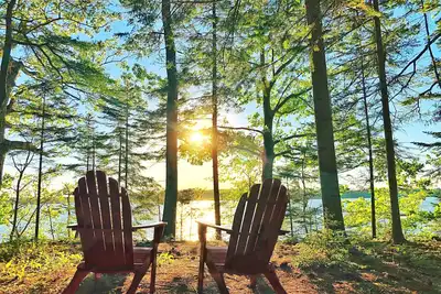 Image de Beautiful oceanfront three-bedroom home overlooking Wolfe's Neck State Park.