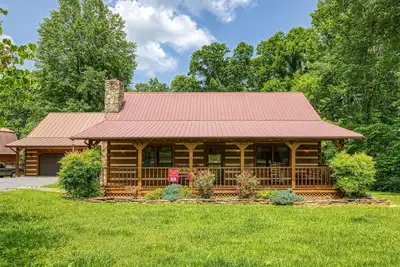 Image de Cozy Two Bedroom Mountain Getaway - Log Cabin, One Story, Pet Friendly